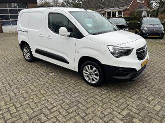 Schade scooter Opel Combo 1.5  CDTI  L1H1 EDITION AUTOMAAT 2021/6
